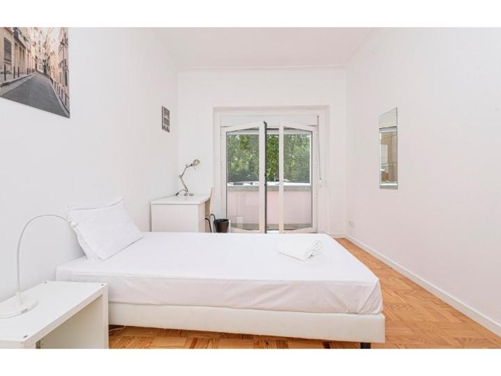 HOUZE Large 4 bedroom apartment near Lisbon Zoo - B&B Lisbona