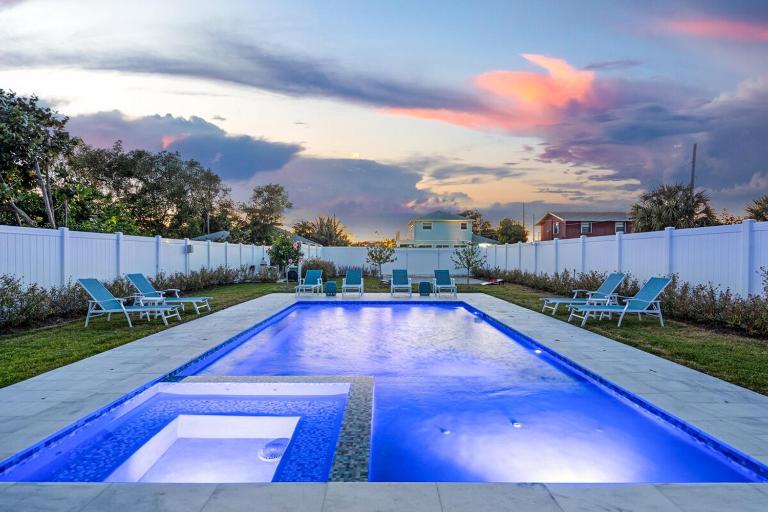 The Delray Twin Cottages Retreat 4 bedrooms Heated Pool and Spa Oasis - B&B Delray Beach
