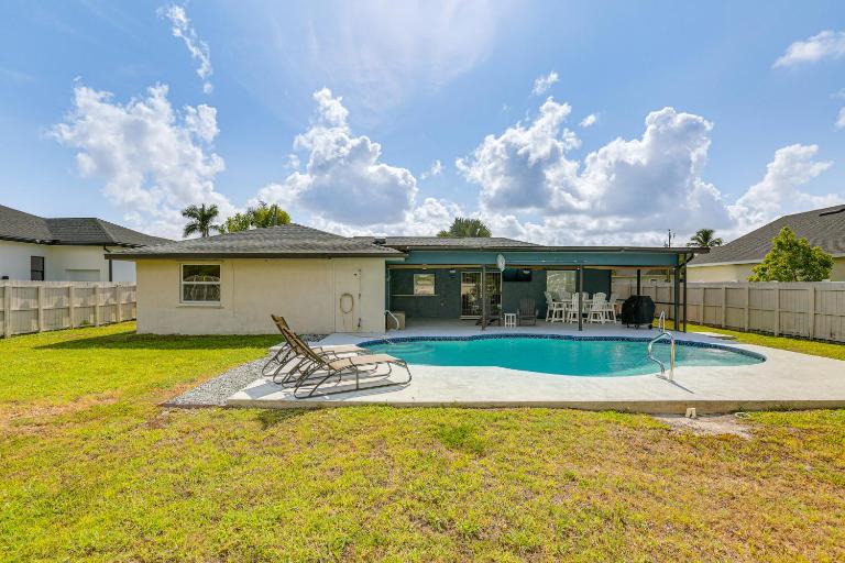 Private Pool & Spacious Yard: Cape Coral Getaway - B&B Cabo Coral