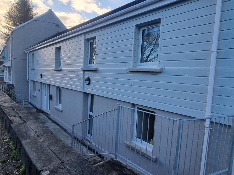 Tanerdy - Professional units with shared communal areas - B&B Carmarthen