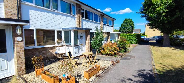 Spacious 3 Bed I Patio I By River and Hampton Court - Chambres d'hôtes West Molesey