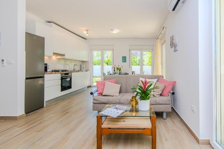 House Calm Forest 5 minutes walking from the Sandy beach - Chambres d'hôtes Privlaka