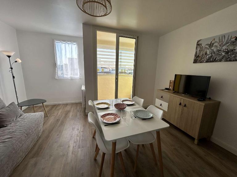 Appartement rénové 2 pièces avec balcon, à 200m de la plage, St Hilaire de Riez - FR-1-224C-318 - Chambres d'hôtes Saint-Hilaire-de-Riez