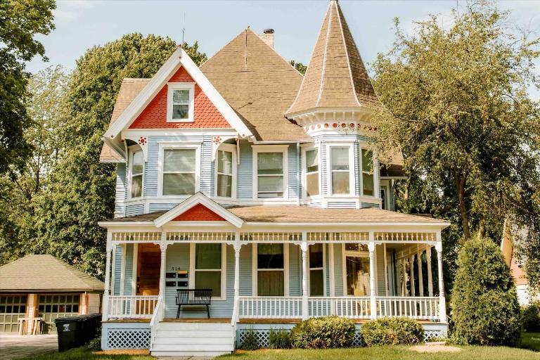 Charming Historic Upper | Walk to Downtown, Lakes - Bed and Breakfast Oconomowoc