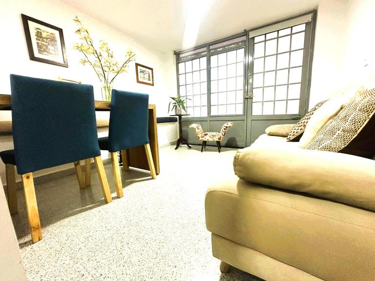 Loft cerca a Laureles, WIFI, cerca metro, con Balcón, GUARDA MALETAS GRATIS!! - Ferienwohnung Medellín