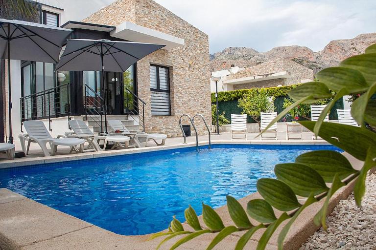 Modern villa with a private pool - B&B Polop