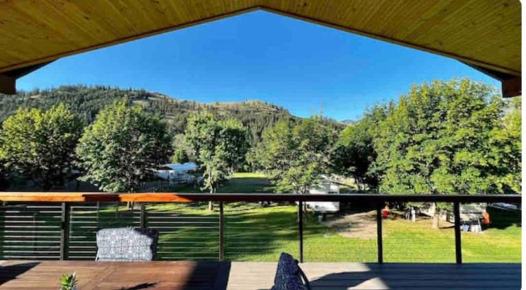 Chalet Retreat on Spectacle Lake - B&B Tonasket