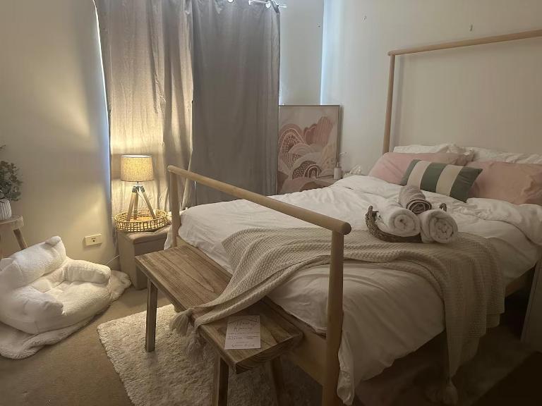 Master room with private bathroom and AC - B&B Perth