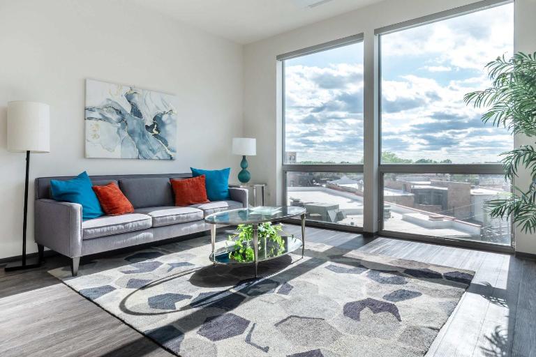 1BR City Loft With Modern Glass Views - B&B Chicago