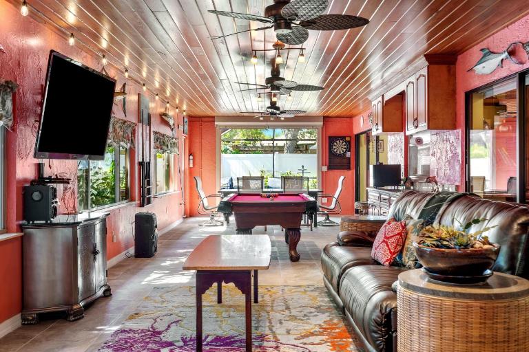 HeatedPool, GameRoom, Pool Table & Darts, Fenced Yard - B&B Naples
