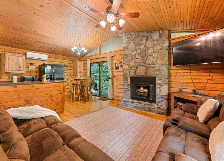 Cozy Stream True Log Cabin w/ Hot Tub Near SMNP - Bed and Breakfast Maggie Valley