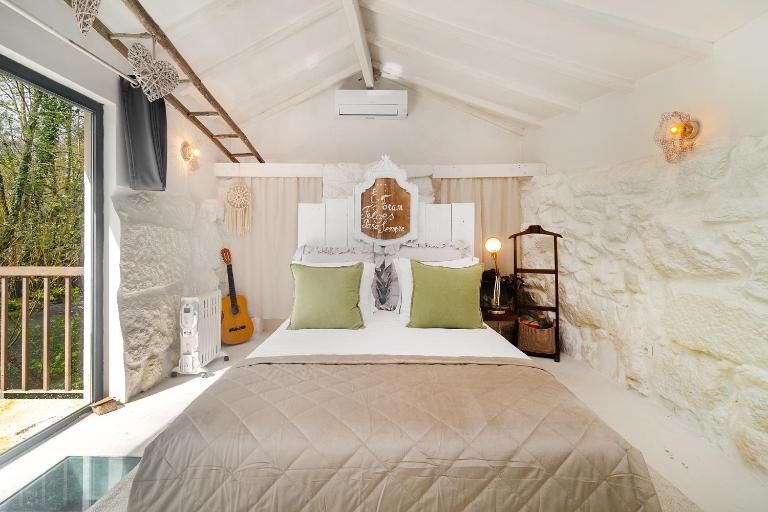 WHome Riverfront Retreat with Exclusive Waterfall Views - B&B Baião