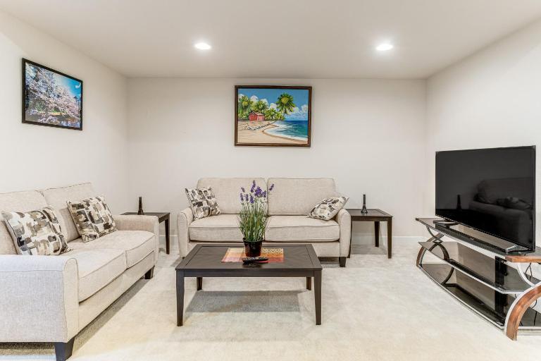 12 Mi to Hospitals: Modern Apartment in Aurora! - B&B Aurora