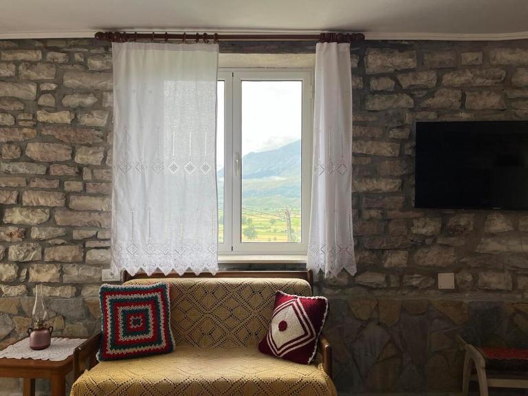 Stone House Kleopatra - Bed and Breakfast Gjirokastër