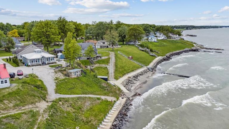 Lakefront Beach House - Sauna & Steam Pod Retreat - B&B Ashtabula