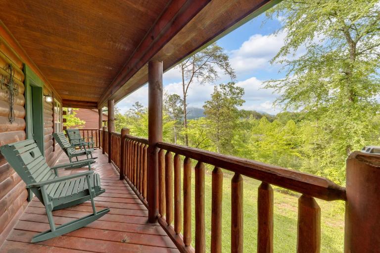 NEW Smoky Mountain Cabin Cozy & Convenient - B&B Sevierville