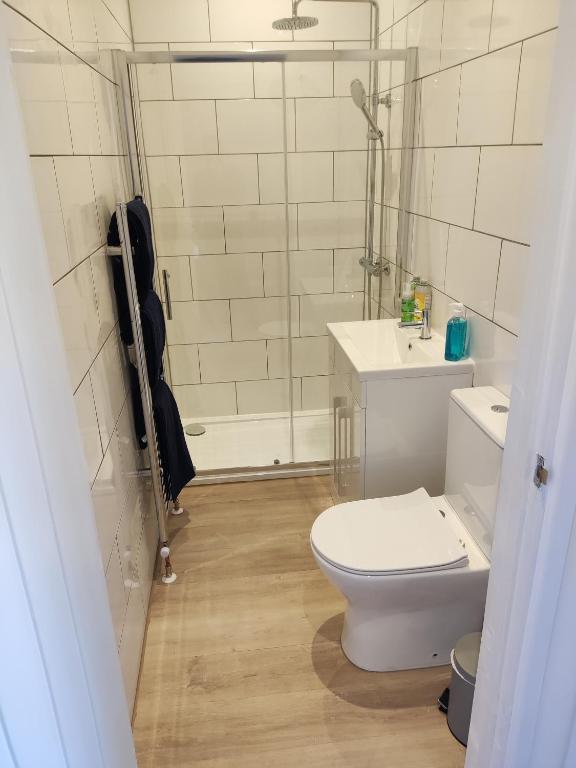 Self Check-in Micro Studio for max 2 guests in Central location RG4 with your own Kitchenette Bathroom Parking and Shared Garden - B&B Reading
