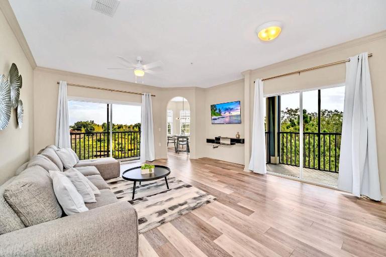 Condo w Pool, Games Room - Pet Friendly - B&B Orlando