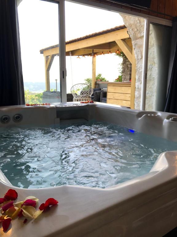 Nuit insolite avec jacuzzi privatif et piscine - Bed and Breakfast La Roquette-sur-Var