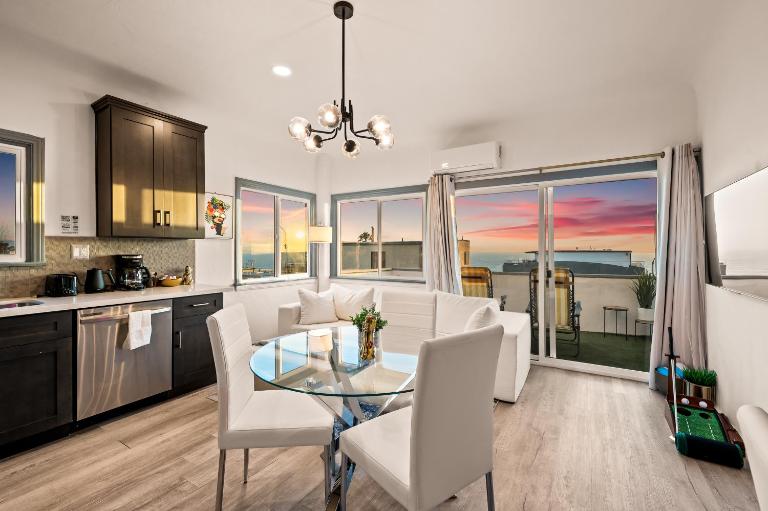 Luxury Beachside Gem Walk to Beach Ocean Views - B&B Manhattan Beach