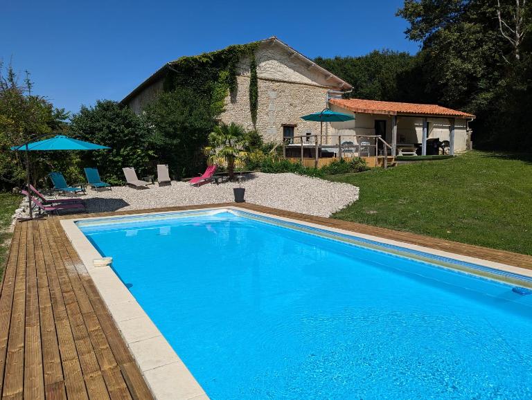 Gîte Belle, Piscine privée, vue sur la campagne - B&B Nonac