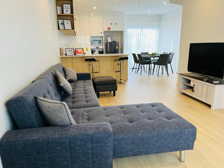 Hutt Central Modern 3-Bedroom,3- Bathroom House with Patio and Carpark- 15 Mins to Wellington CBD - B&B Lower Hutt