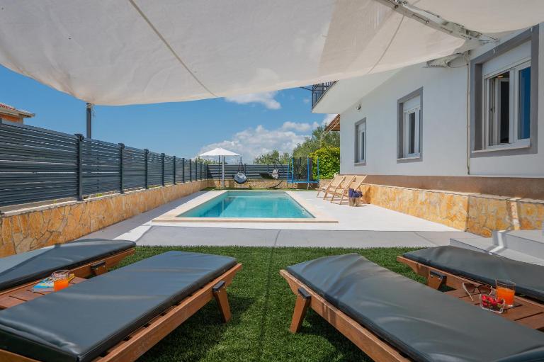 Luxury Villa Kristina with Heated Pool near Omis for 12 Guests - B&B Tugare