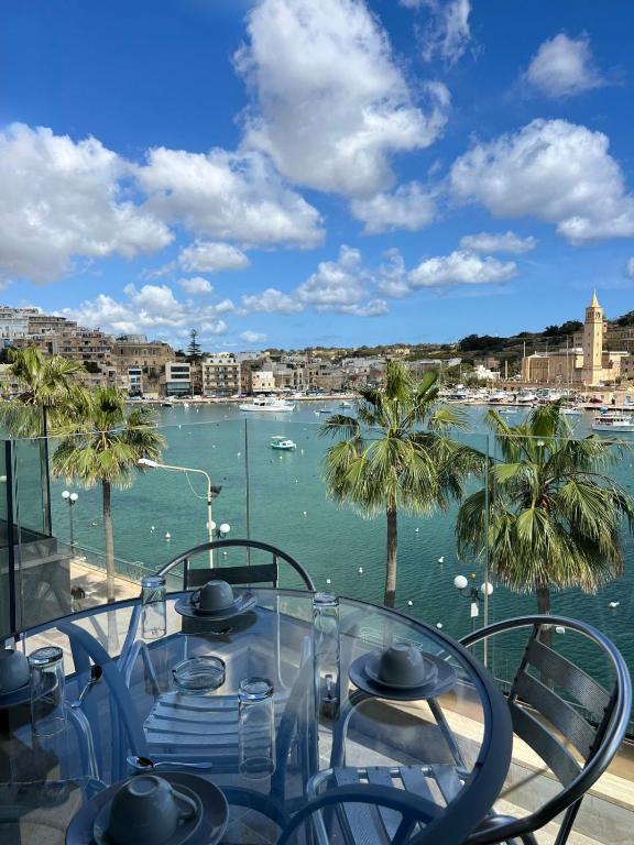 Bay Seafront Apartment - B&B Marsaskala