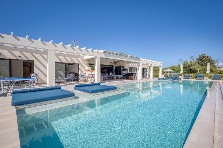 Villa Serenissima - Beachfront Villa with Indoor & Outdoor Pools and Gym by Posarelli Villas - B&B Acharávi