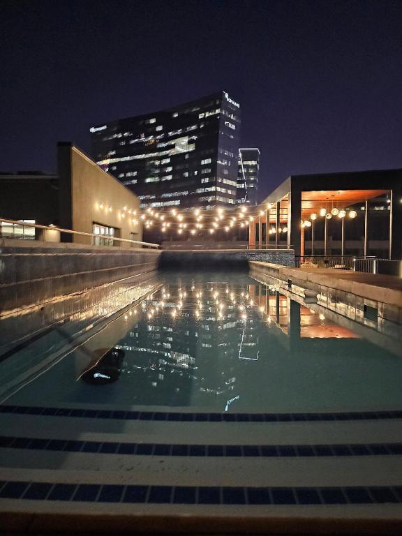 Penthouse Vibes with Panoramic Sandton Views at The Lineal - Ferienwohnung Johannesburg