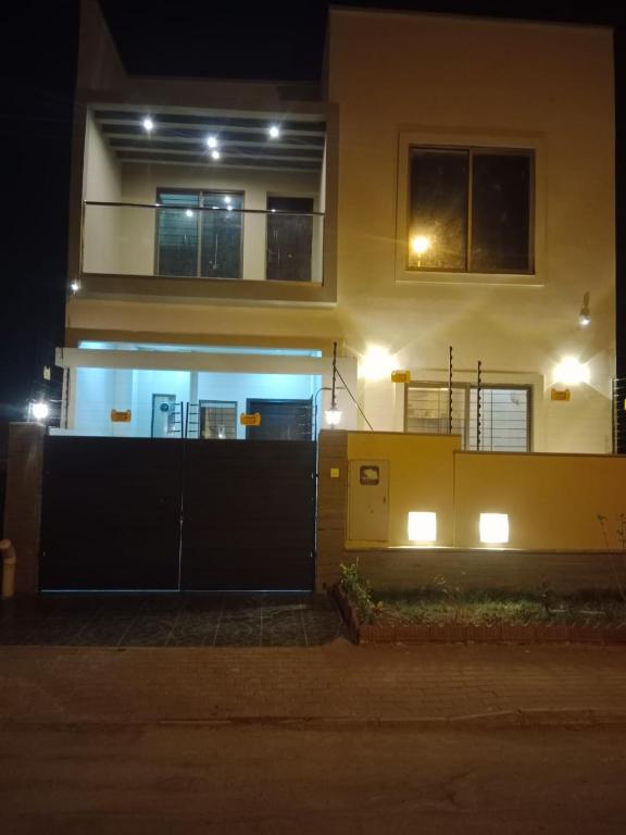 Malik House Bahria town Karachi, Ali block - Ferienwohnung Karatschi