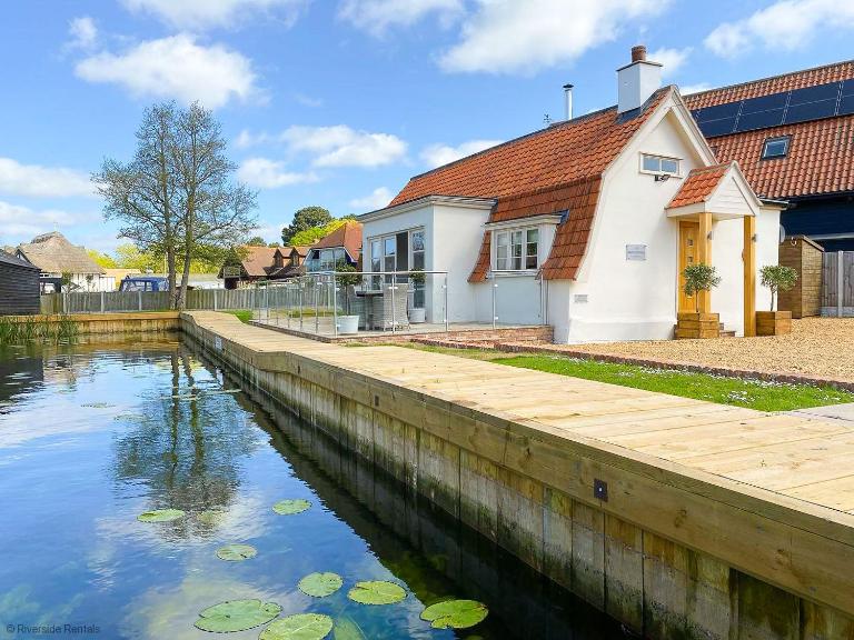 Dutch Cottage sits in its own basin off the River Bure in Horning - Ferienwohnung Horning