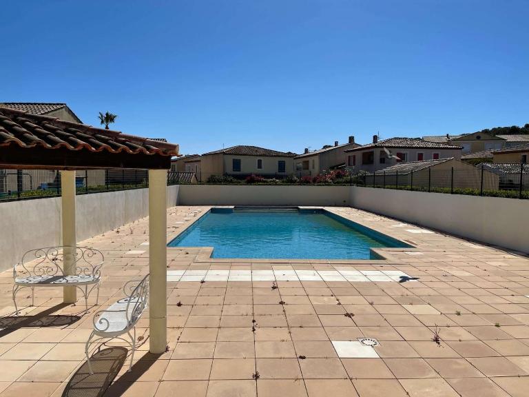 T2 duplex dans résidence sécurisée, parking privé, piscine, climatisation, internet - B&B La Seyne-sur-Mer