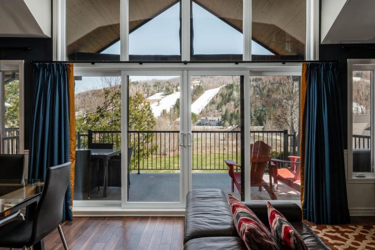 Spacious 3 bedroom condo Ski-in Ski-out St Sau - B&B Saint-Sauveur-des-Monts