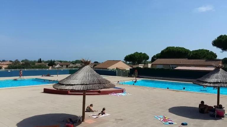 Petit pavillon pour 8 personnes dans une résidence avec piscine - B&B Vendres