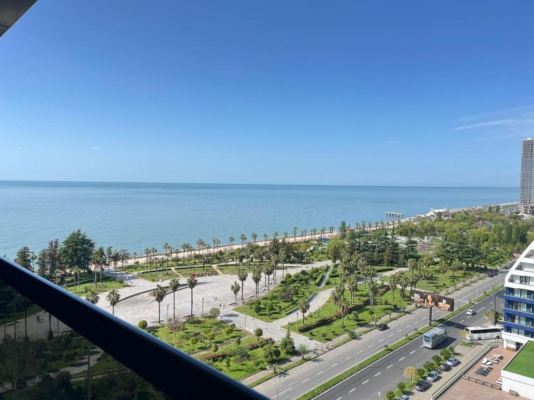 Bright Apart Near the Park Bedroom and Living - B&B Batumi