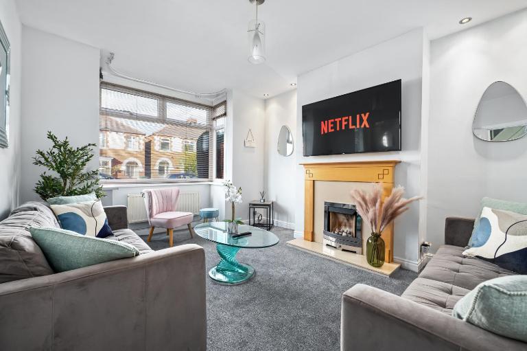 Stunning Modern Home - Sleeps 6 - Minutes from Racecourse - B&B Doncaster