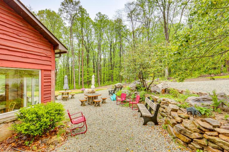 10 Mi to Mtn Resort: Normalville Cabin w/ Balcony! - Bed and Breakfast Champion