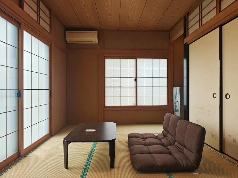 Traditional 2-Story Japanese Home Near Narita - Chambres d'hôtes Shisui