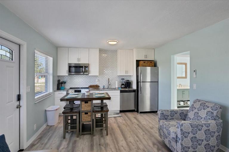 1 BR, Heated POOL, 1 Mile direct gulf access, GREAT Location, Dockage , Apt C - B&B Englewood
