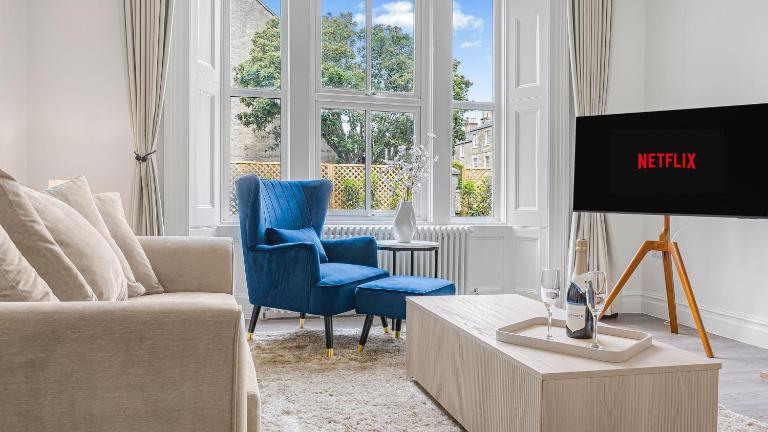 Elegant Garden Apartment, Private Parking & EV Charger, Walk to Town - B&B Cirencester