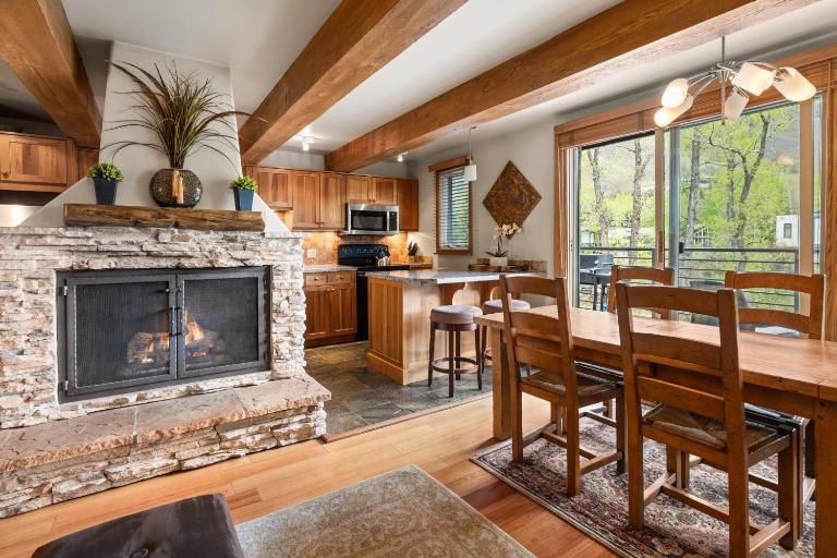 Chateau Roaring Fork 22, Mountain Chic 4-Bedroom Condo on Roaring Fork River – Walk to Downtown Aspen - B&B Aspen
