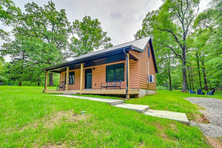 5 Mi to Mammoth Cave: Peaceful Retreat w/ Fire Pit - B&B Cave City