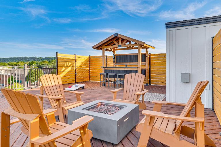1 Block to Lake City Marina: Condo w/ Rooftop Deck - Chambres d'hôtes Lake City