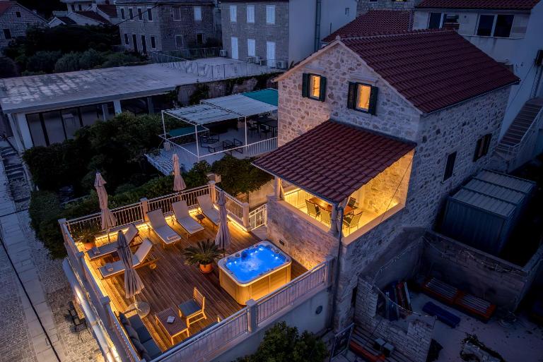 Seafront Villa Denis - B&B Bol