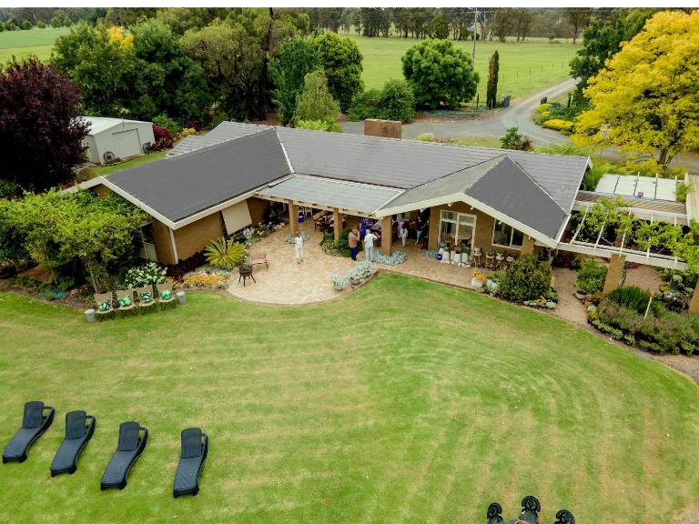 Luxe HomeStay 2 BEDROOM Option at 6 O'Clock Shadows - Bed and Breakfast Orbost