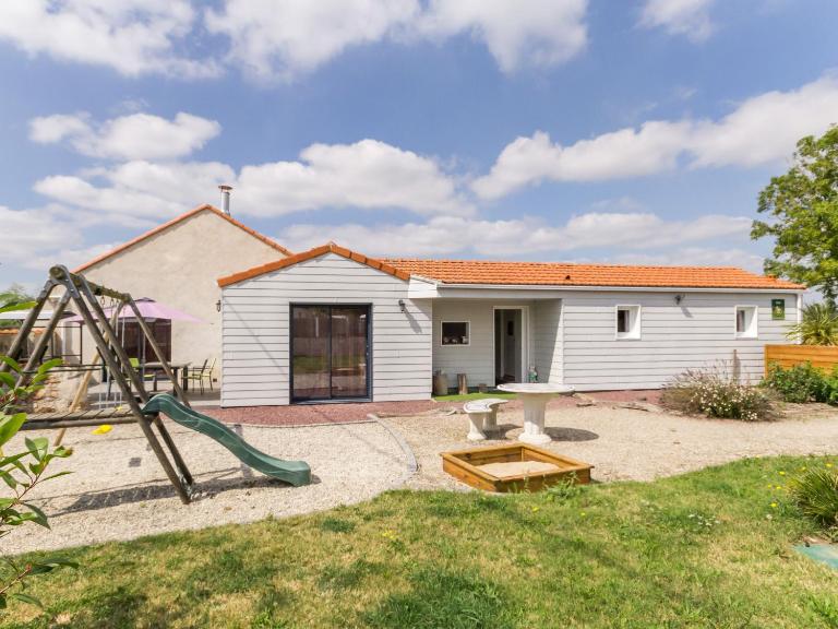 **Étable Rénovée en Campagne à 20km de la Mer - Idéale Familles avec Jeux et Vélos Enfants** - FR-1-306-1047 - Chambres d'hôtes Saint-Viaud