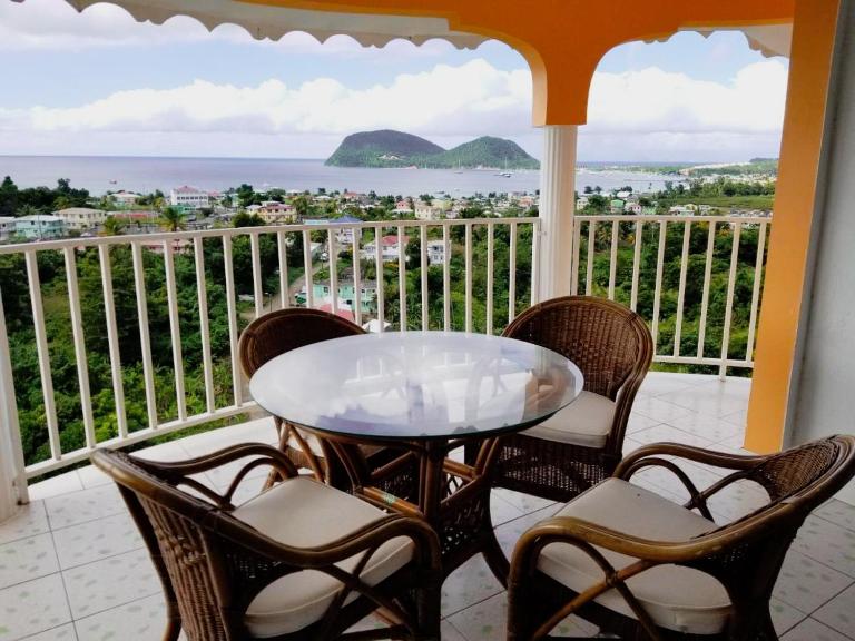 Candy's Palace Apartments -Dominica's Best Hilltop Haven - Chambres d'hôtes Portsmouth