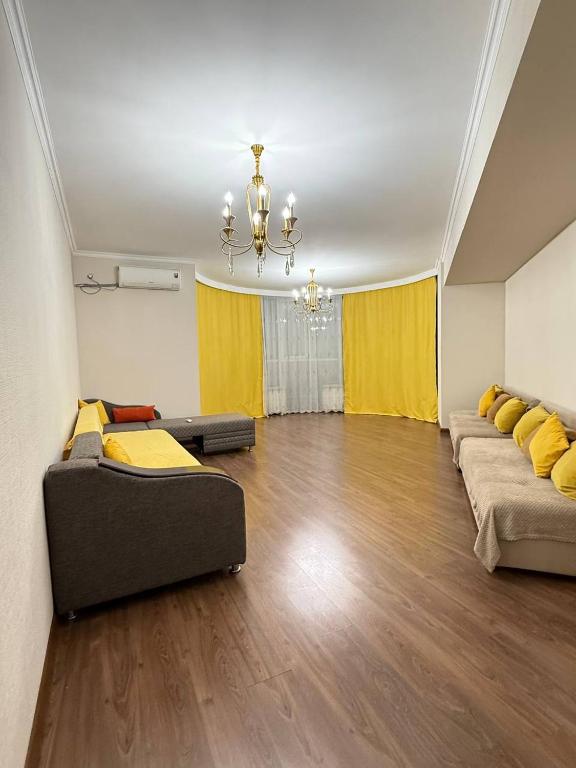 Огромные апартаменты у центра с 2 ванными комнатами - Ferienwohnung Almaty