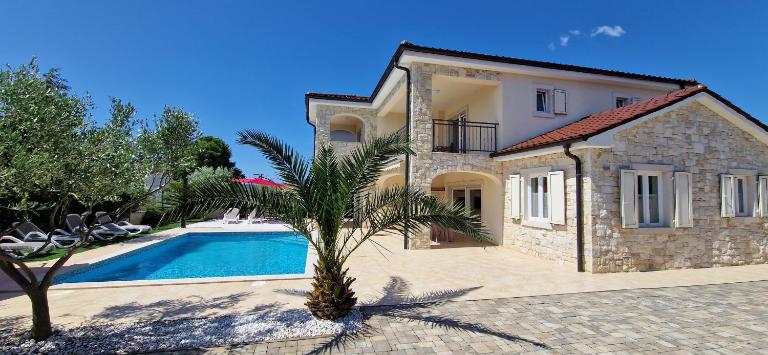 Villa Martina s bazenom,5 soba - B&B Pinezići